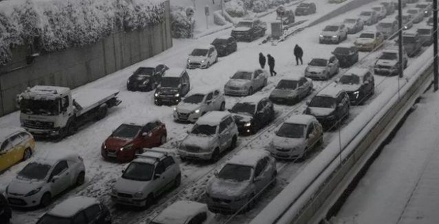 Από νωρίς η Αττική οδός αποκλείστηκε από το χιόνι | BriefingNews